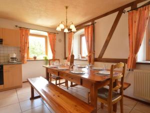 kuchnia i jadalnia z drewnianym stołem w obiekcie Lovely Holiday Home in B tgenbach by the Lake w mieście Bütgenbach