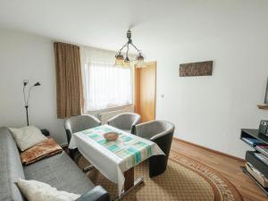 ein Wohnzimmer mit einem Tisch und Stühlen in der Unterkunft Attractive Bungalow in Ilsenburg with Terrace in Ilsenburg