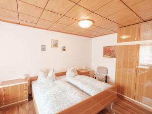 イルセンブルクにあるAttractive Bungalow in Ilsenburg with Terraceのベッドルーム1室(白いシーツが備わるベッド1台付)