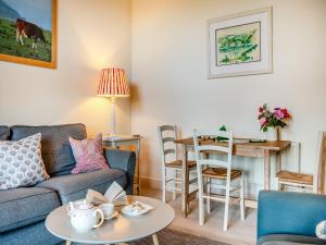 a living room with a couch and a table at Giddy Cottage - Ukc6127 in Eastdean
