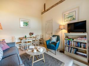 a living room with a couch and a table at Giddy Cottage - Ukc6127 in Eastdean