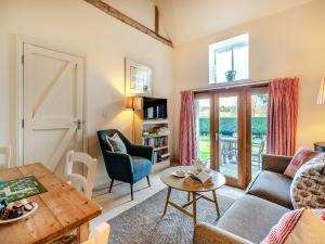 a living room with a couch and a table at Giddy Cottage - Ukc6127 in Eastdean