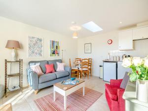 a living room with a couch and a table at Hop Cottage - Ukc6134 in Eastdean