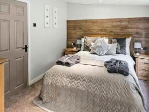 a bedroom with a bed with two towels on it at Rowan Tree Lodge - Ukc6977 in Ludlow