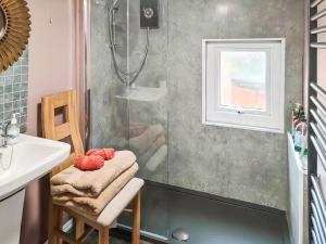 a bathroom with a shower and a sink at Rowan Tree Lodge - Ukc6977 in Ludlow +3 photos