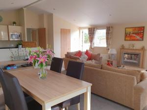 a living room with a table and a couch at Serenity Lodge-Uk3456 in Felton