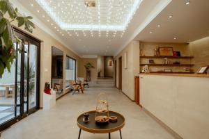 a living room with a skylight in the ceiling at Huashan Sanwanduo hotel 华山三万多酒店 in Huayin