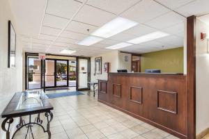 a lobby of a hospital with a reception desk at Quality Inn Lincoln Cornhusker in Lincoln +17 photos