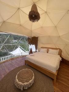 a bedroom with a bed in a tent at Naima 3 in Panjadakan