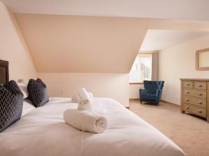 a bedroom with a bed with towels on it at Lundin Lodge - Ukc5802 in Lundin Links