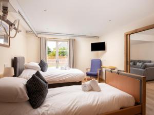 a hotel room with two beds and a mirror at Lundin Lodge - Ukc5802 in Lundin Links
