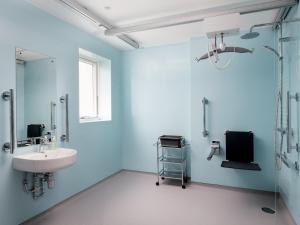 a bathroom with blue walls and a sink and a shower at Lundin Lodge - Ukc5802 in Lundin Links