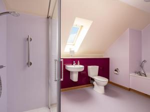 a bathroom with a toilet and a sink at Lundin Lodge - Ukc5802 in Lundin Links +2 photos