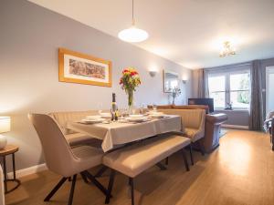 a dining room with a table and chairs at Dalmore-Ukc5067 in Aviemore