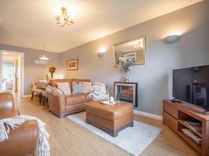a living room with a couch and a television at Dalmore-Ukc5067 in Aviemore +17 photos