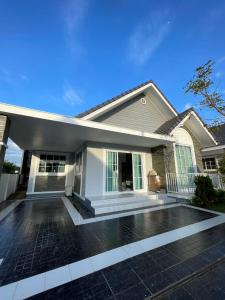 a white house with a driveway at บ้านพักขอนแก่น888 in Ban Non Muang
