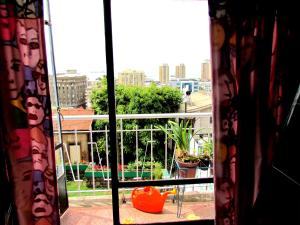 Un balcón o terraza de La Casa Azul Hostel