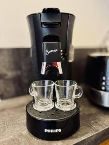 a coffee maker with two cups on a counter at L'escale Annécienne in Annecy
