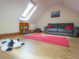 a living room with a couch and a red rug at Honeysuckle Cottage - Ukc6255 in Linlithgow