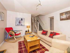 a living room with a couch and a table at Larrach Beag-Ukc5059 in Aviemore