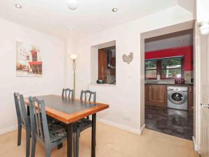 a kitchen and dining room with a table and chairs at Larrach Beag-Ukc5059 in Aviemore