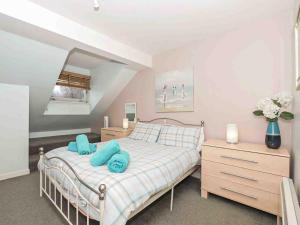 a bedroom with a bed with blue towels on it at Larrach Beag-Ukc5059 in Aviemore +7 photos