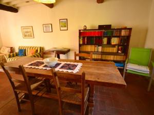een woonkamer met een houten tafel en een boekenplank bij Dreamy Cottage in Trebbio with Swimming Pool in Pescaglia