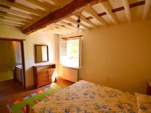 een slaapkamer met een bed en een raam bij Dreamy Cottage in Trebbio with Swimming Pool in Pescaglia