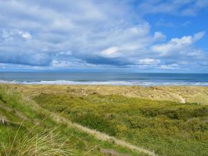 a view of a beach with the ocean in the background at Lindisfarne Cottage -Ukc5295 in Beadnell
