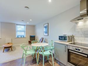 a kitchen with a table and chairs in a room at 6 Eastgate -Uk34289 in Andover