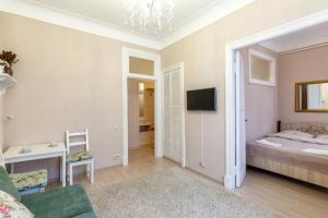 モスクワにあるMiracle Apartment Old Arbatのベッドルーム1室(ベッド1台付)、リビングルームが備わります。