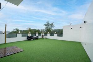 an outdoor patio with green grass on a building at Busan Mandiga Pool Villa in Busan +10 photos
