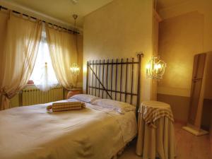 Ένα ή περισσότερα κρεβάτια σε δωμάτιο στο Well-equipped Holiday Home in SPEDALETTO Italy with Private Pool +32 φωτογραφίες