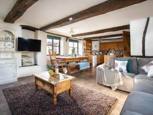 a living room with a couch and a table at Jasmine Cottage - Ukc4694 in Kilkhampton