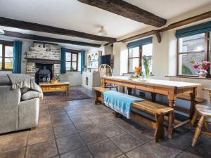 a living room with a pool table and a couch at Jasmine Cottage - Ukc4694 in Kilkhampton