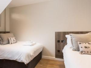two beds sitting next to each other in a room at 1 Monkbar Mews - Uk2690 in York