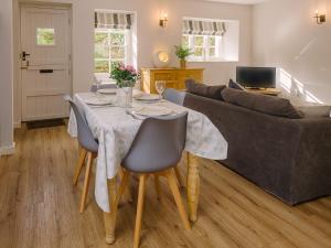 a living room with a table and a couch at Corner Cottage - Ukc4962 in Tawstock