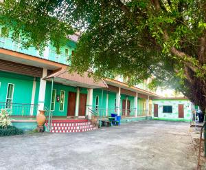 a building with blue and green paint on it at สายป่านอาพาร์ทเม้นท์ in Ban Bung Sam Phan Nok
