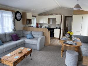 a living room with a couch and a table at Flamingo's Rest - Uk3348 in Newton on the Moor