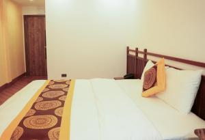 a bedroom with a bed with white sheets and pillows at SENVIBE Resort in Vằn Trinh