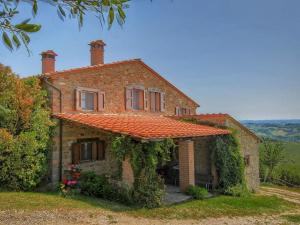 Jardin de l'établissement Farmhouse in Paciano with Swimming Pool Roofed Terrace BBQ