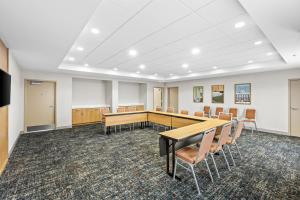 a conference room with a table and chairs at Hampton Inn Carrollton in Carrollton +34 photos