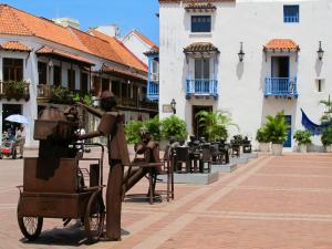 uma estátua de uma mulher a puxar um carrinho numa rua em Edificio Nuevo Conquistador em Cartagena de Indias