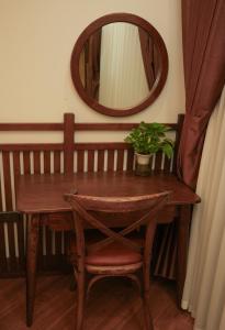 a wooden table with a chair and a mirror at SENVIBE Resort in Vằn Trinh