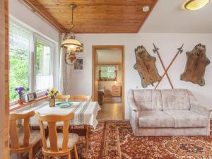 uma sala de estar com uma mesa e um sofá em Holiday home near the ski area em Kurort Steinbach-Hallenberg