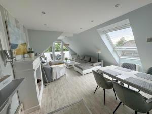 a kitchen and living room with a table and chairs at Time2Lounge in Osnabrück