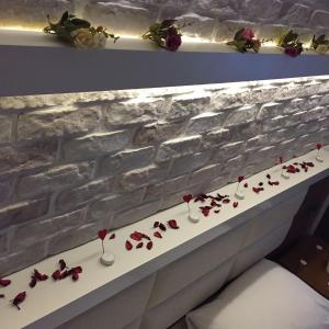 una mesa blanca con rosas rojas en copas de vino en Aripsas Hotel en Giresun