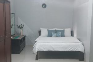 a bedroom with a large bed and a mirror at Adiyantum Homestay in Jetis