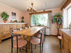 une grande salle à manger avec une grande table et des chaises dans l'établissement Famililale ideal home for family gatherings, à Lierneux