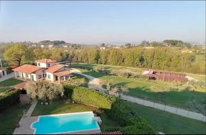 an aerial view of a house with a swimming pool at Le Vecchie Scuderie in Passo Corese +29 photos